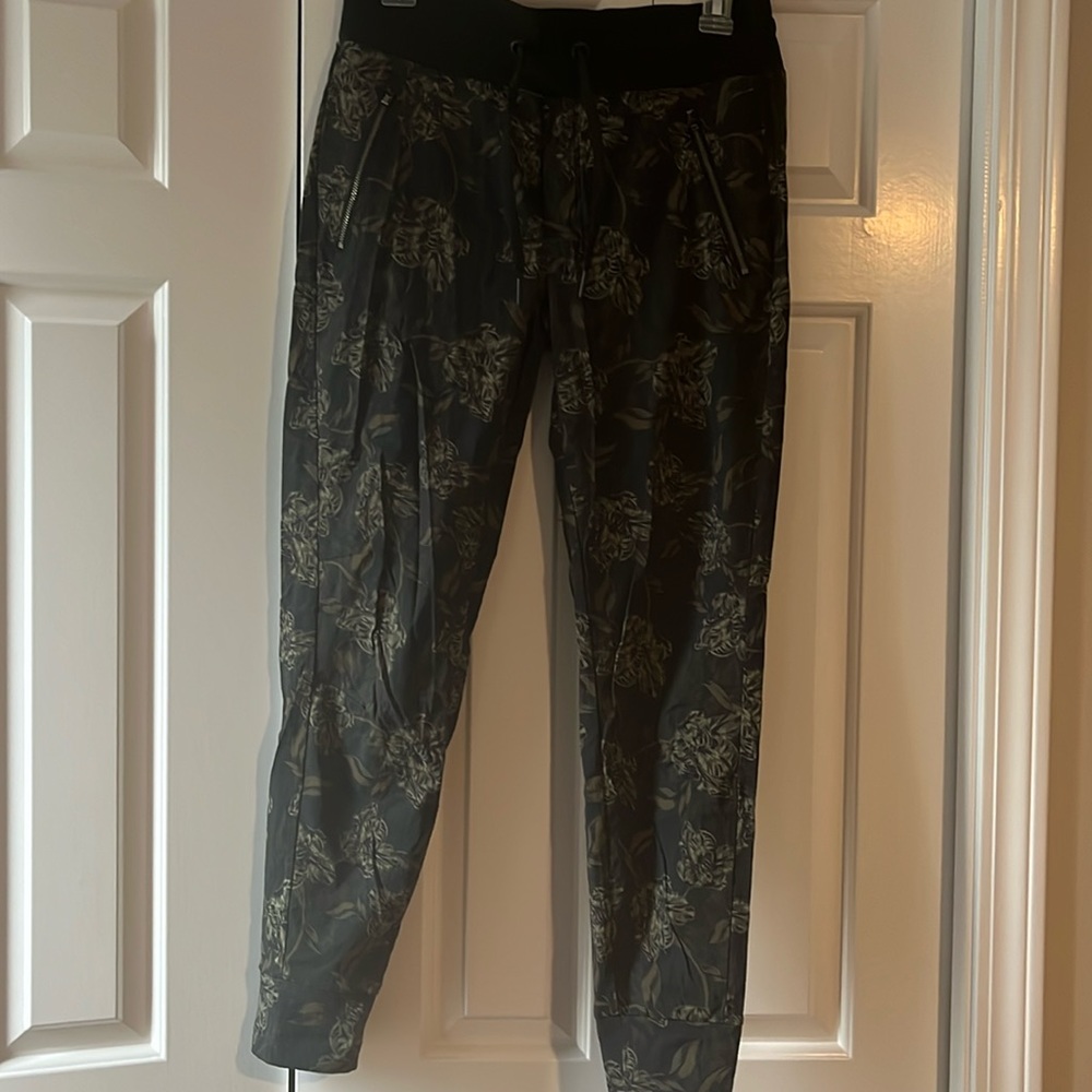 Athleta Trekkie north